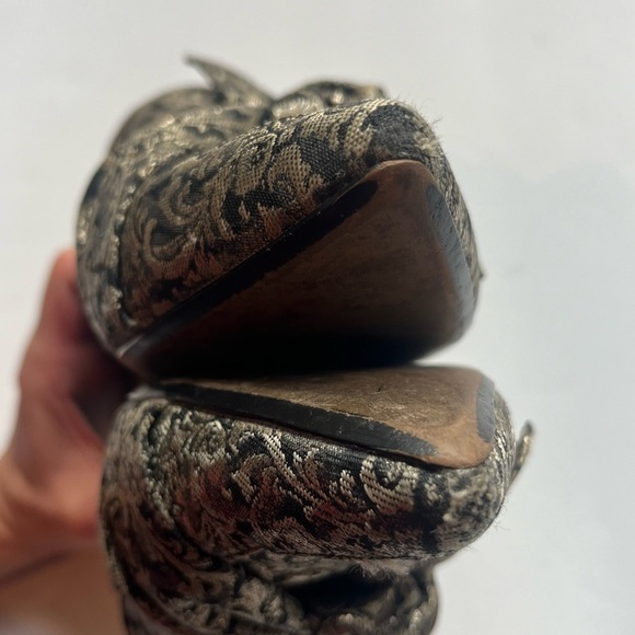 DKNY Pier Gold Metallic Brocade Knotted Bow Mules Size 7.5 M Pointed Toe Mules - Picture 4 of 9